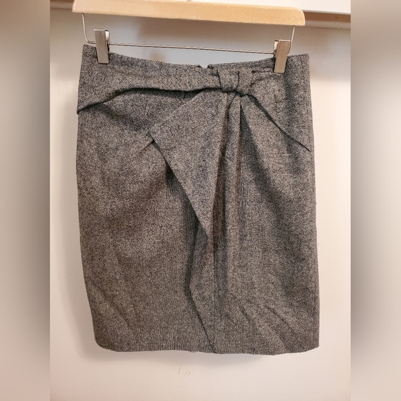 Banana Republic wool blend skirt. Work skirt. Bow detail. Grey and white. Size 2 - Picture 1 of 12